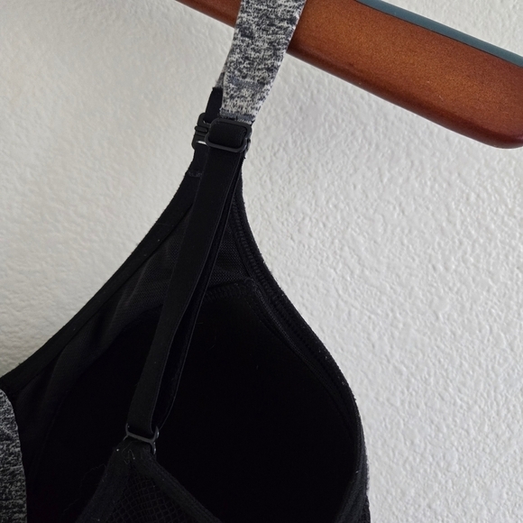 Victoria's Secret Gray Incredible Lightweight Max Zip Front Sports Bra 32D - Picture 7 of 13